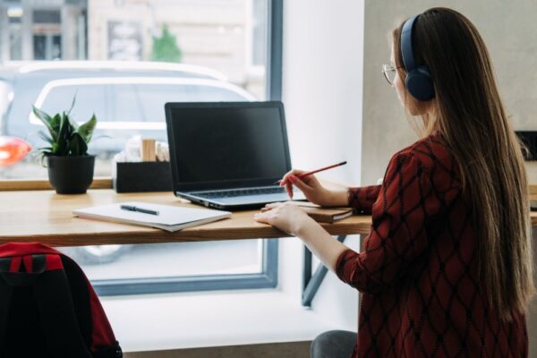 How to Start a Freelance Graphic Design Side Hustle: A Beginner's Guide