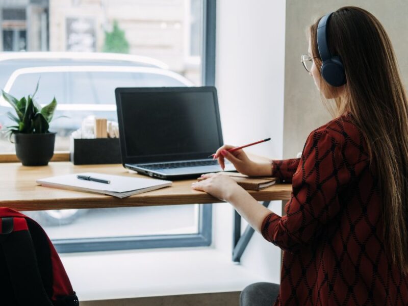 How to Start a Freelance Graphic Design Side Hustle: A Beginner's Guide