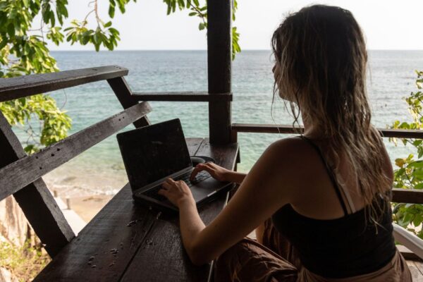 How to Become a Digital Nomad Mom: A Beginner's Guide to Working and Traveling With Kids