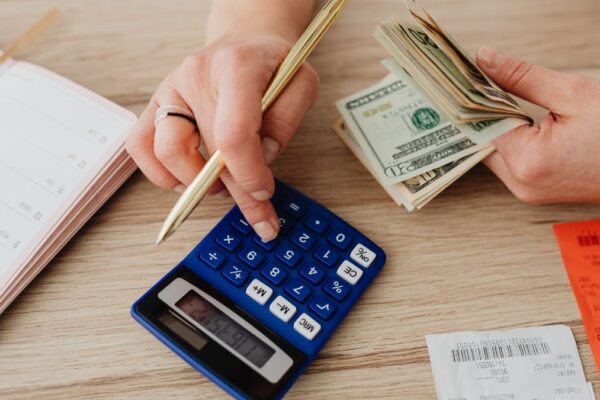 How to Create a Family Budget and Manage Money as a Busy Mom: A Step-by-Step Guide